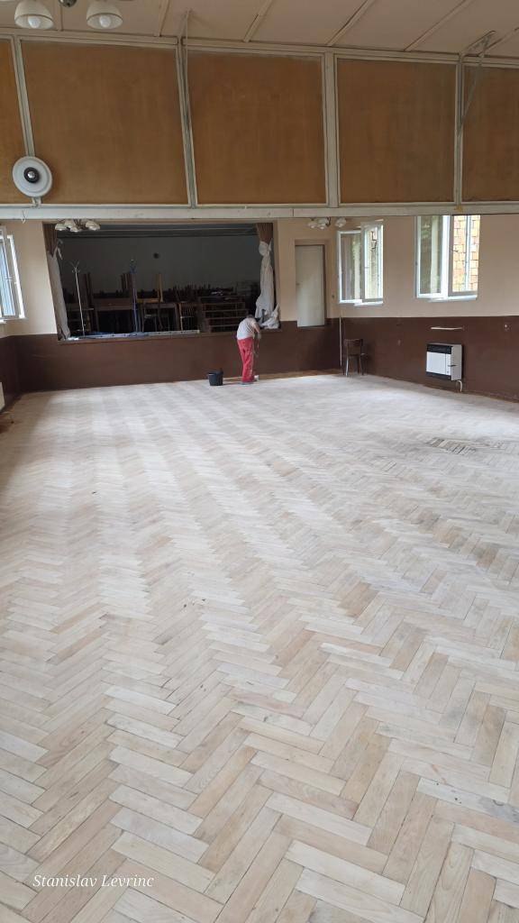 Vážení občania,  práce na obnove priestorov obecného úradu a kultúrneho domu po májovej škodovej udalosti úspešne pokračujú.