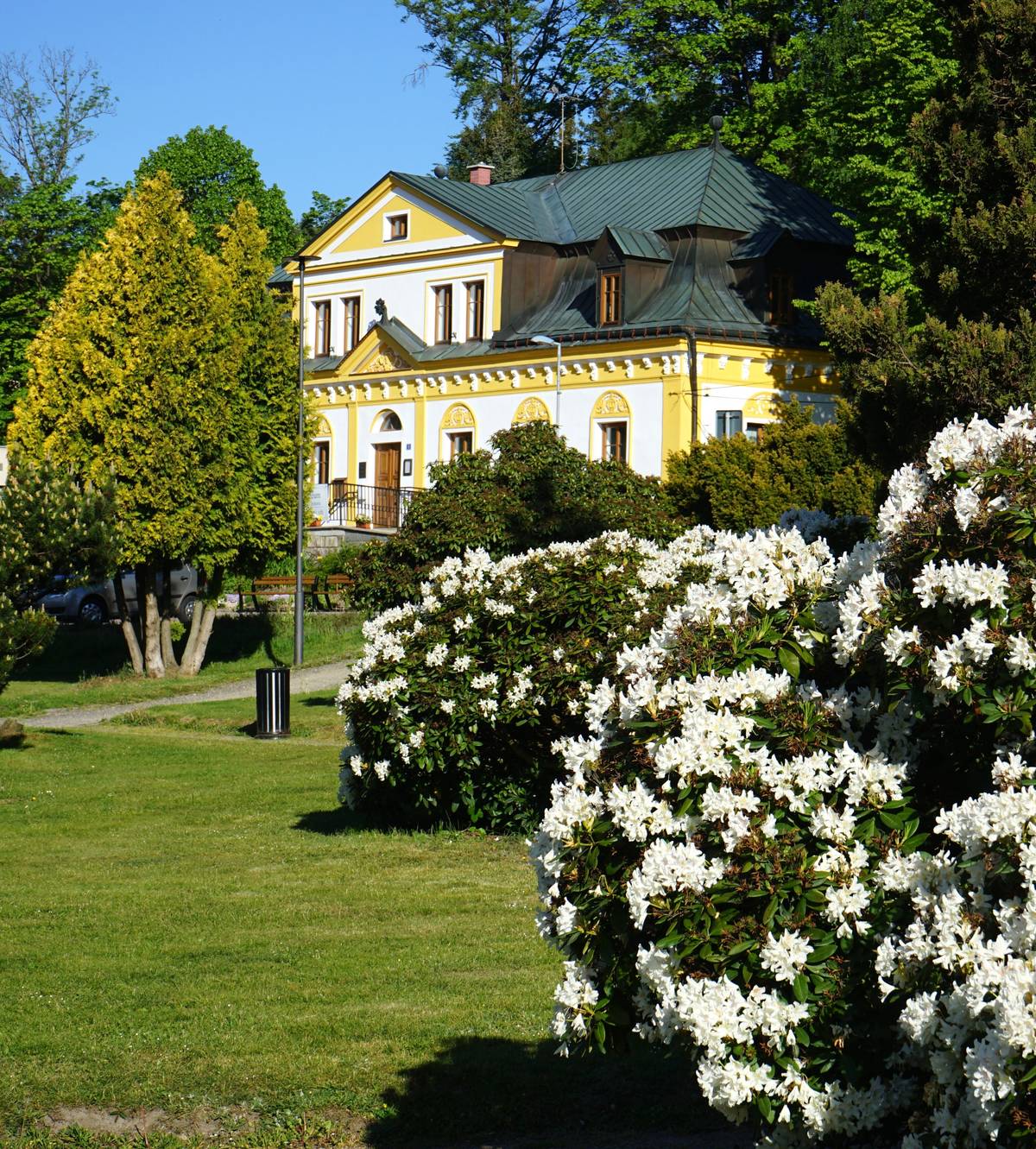 Ve dnech 14.–23. července (včetně) je budova Zámečku uzavřena z důvodu čerpání řádné dovolené. Muzeum a výstavní síň budou přístupné v sobotu 19. července od 13 do 16 hodin. V případě zájmu o infomateriály, turistické vizitky, známky, pohledy apod. navštivte městskou knihovnu a IC v protilehlém rohu náměstí. Děkujeme za pochopení!
