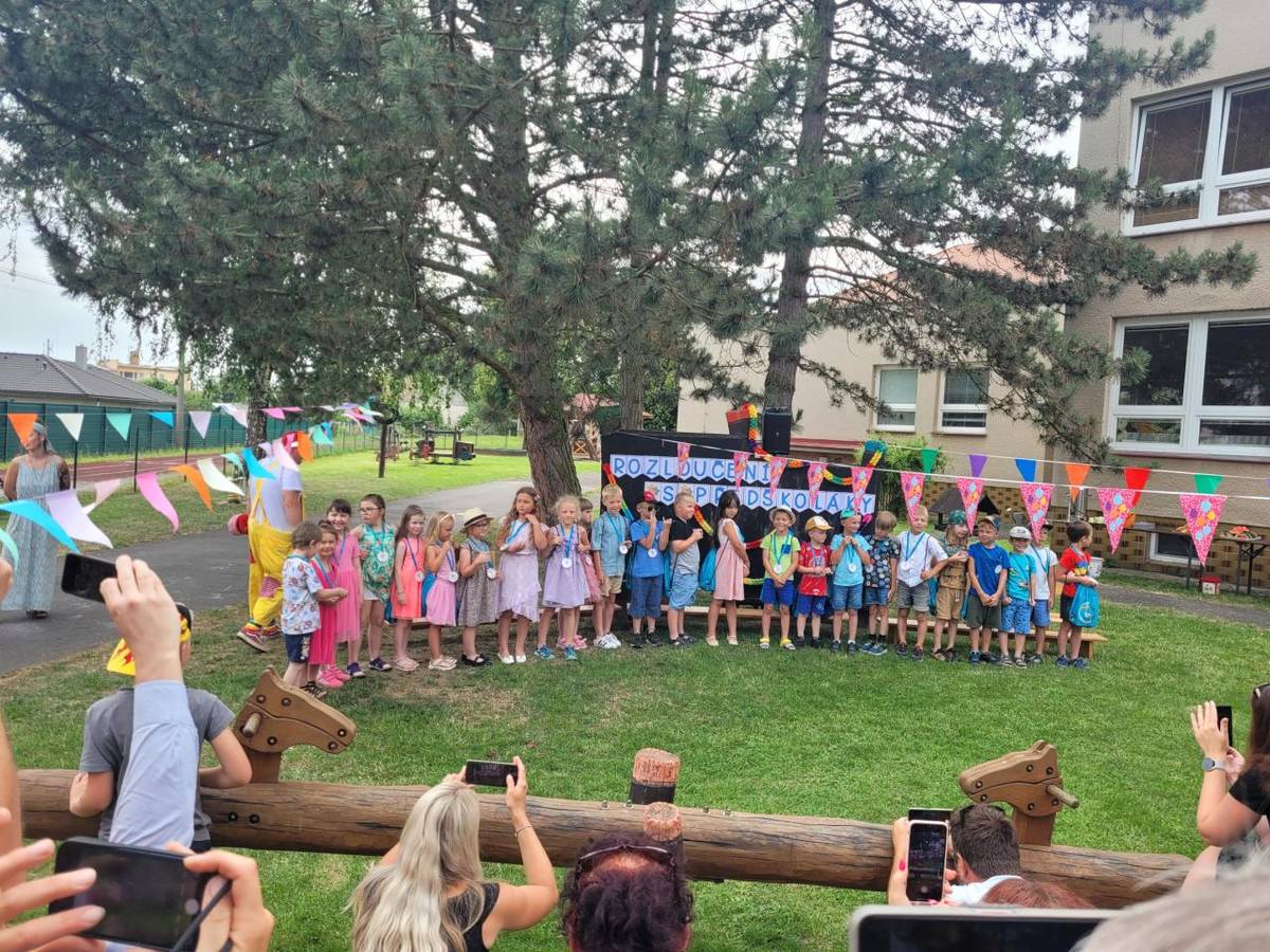 Ve čtvrtek 26. června proběhlo slavnostní loučení s předškoláky, kteří se chystají na přechod do základní školy. Děti předvedly básničku, zazpívaly písničku a zúčastnily se programu Krejčíka Honzy, který jim popřál hodně štěstí na nové cestě.