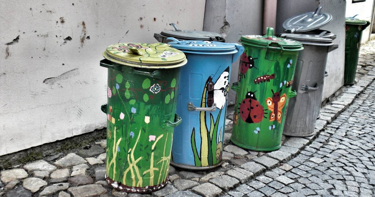 Od 1.8.2025 bude probíhat důkladná kontrola samolepek na popelnicích. Pokud nebude samolepka aktuální, tak popelnice nebude vyvezena.