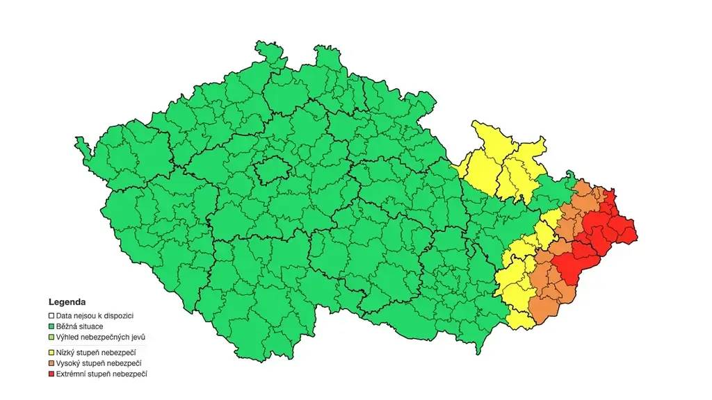 Obec Závišice v návaznosti na výstrahy Českého hydrometeorologického ústavu vydané dne 8. 7. 2025 informuje obyvatele o zvýšeném nebezpečí extrémních srážek, které mohou způsobit lokální záplavy, rozvodnění vodních toků a další krizové situace. Výstraha ČHMÚ platí od úterý 8. 7. 2025 od 12:00 do středy 9. 7. 2025 do 24:00. Nejohroženější jsou oblasti východní Moravy a Slezska, zejména Beskydy, kde může během 24–36 hodin spadnout 100 až 200 mm srážek. Od úterních 21:00 je pro náš region vyhlášena povodňová bdělost, přičemž může docházet k dosažení 1. stupně povodňové aktivity (I. SPA). 👉 Portál ČHMÚ s aktuálními výstrahami: https://1url.cz/hzPcB Doporučujeme všem občanům: - zkontrolujte a uvolněte okapy, svody, kanály a odtoky, - zabezpečte sklepy, garáže, okna a dveře proti vniknutí vody, - přemístěte vozidla na bezpečné vyvýšené místo, - ukliďte volně položené předměty ze zahrad a dvorků, - připravte si evakuační zavazadla a důležité dokumenty, zejména v rizikových oblastech, - sledujte pravidelně předpověď počasí a aktuální vývoj situace na webových stránkách a sociálních sítích obce. Pro případ potřeby jsou k dispozici na parkovišti u hřiště kontejner s pískem a pytle na písek. Dbejte pokynů záchranných složek a neohrožujte sebe ani ostatní při pohybu v blízkosti rozvodněných toků. Děkujeme za spolupráci.