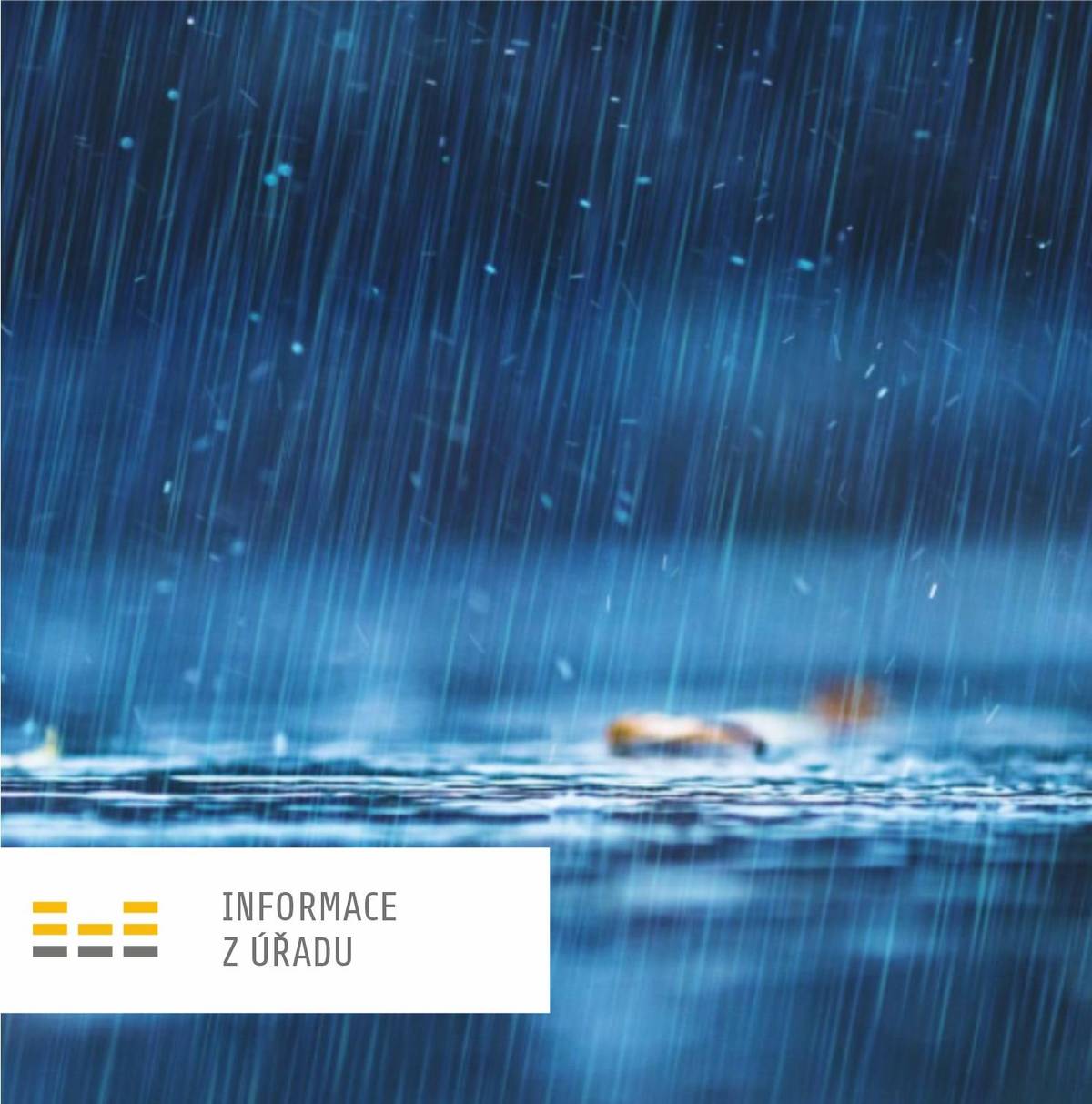 Vážení občané,  dnes, 8. července, zasedla povodňová komise ORP Český Těšín, která pečlivě sleduje vývoj situace v lokalitách ohrožených povodní.  💦 Dle výstrahy Českého hydrometeorologického ústavu čeká Moravu a Slezsko od dnešního odpoledne (12:00 - 24:00) extrémně vydatný déšť s úhrny 90 až 180 mm. Hrozí též extrémní stupeň nebezpečí povodňového ohrožení, kdy hladina řeky Olše může dosáhnout 3. stupně povodňové aktivity (21:00 - do odvolání). Doporučení pro obyvatele: ❌ Nejezděte do zatopených nebo podmáčených oblastí ❌ Nevstupujte do proudící vody ani koryt toků ❌ Omezte pohyb v lesních a nestabilních oblastech  ℹ️ Aktuálně hasiči připravují protipovodňové pytle, které má město k dispozici. Ty jsou určeny primárně pro potřeby hasičů. Ti na základě vývoje situace určují priority a zajišťují ochranu veřejné infrastruktury.   ❗️ Žádáme občany, aby se na tísňové linky složek Integrovaného záchranného systému obraceli pouze v případě bezprostředního ohrožení života, zdraví, majetku nebo životního prostředí! Nyní není možné předzásobit protipovodňovými pytli domácnosti.  Zároveň ale ujisťujeme občany, že v případě konkrétní potřeby máme dostatek prostředků k odvrácení hrozeb a škod.  🕗 Další zasedání povodňové komise proběhne dnes ve 20:00. 💬 O všech důležitých informacích vás budeme včas informovat prostřednictvím našich informačních kanálů.  Děkujeme za vaši ohleduplnost a spolupráci.  ℹ️ Aktuální vývoj situace můžete sledovat na www.chmi.cz ℹ️ Aktuální stav měření hladiny vodních toků v reálném čase můžete sledovat na webových stránkách města www.tesin.cz