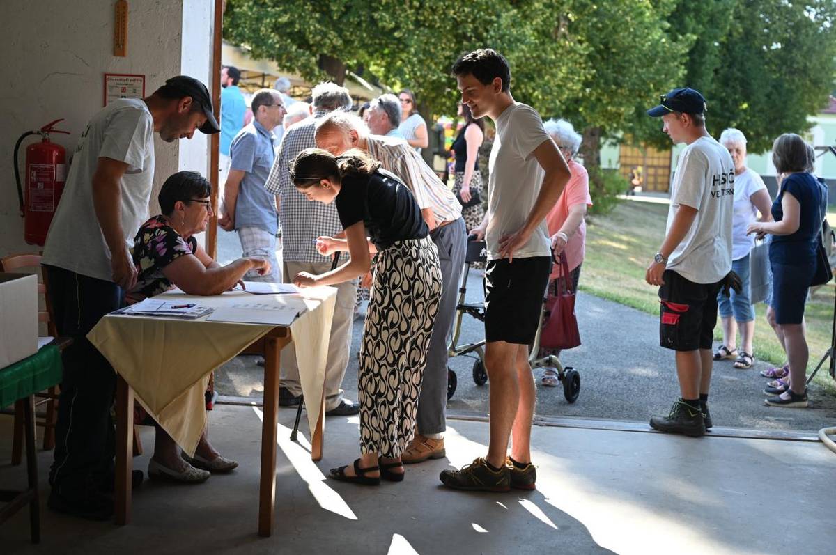 V sobotu 5.července, proběhly v obci Velká Turná  společné oslavy 1.Setkání rodáků, 705let od první zmínky o obci a 120let SDH Velká Turná. Součástí oslav byl křest knihy " Velká Turná ", požehnání obecního a hasičského praporu oslavy 120let od založení SDH Velká Turná a večerní taneční zábava.