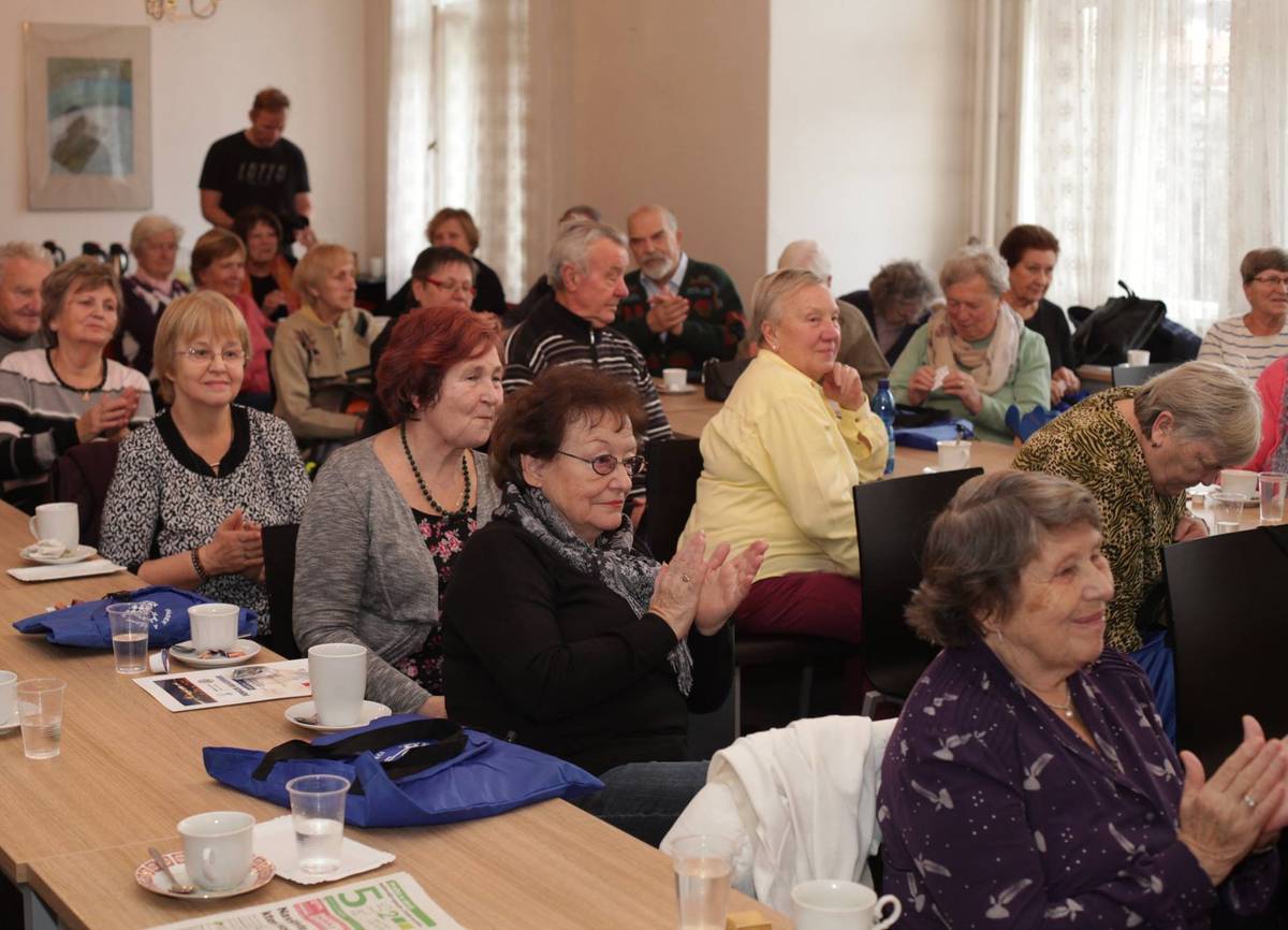 Senior akademii, cyklus vzdělávacích programů z oblasti prevence kriminality zaměřený na ochranu života, zdraví a majetku připravila smíchovská radnice ve spolupráci s Městskou policií hl. m. Prahy od 2. října do 4. prosince. Cílem projektu, nad kterým převzal záštitu 1. místostarosta Petr Lachnit (ANO), je naučit zájemce zvládat různé krizové situace. Bezplatné dvouhodinové přednášky pracovíků útvaru prevence městské policie se uskuteční každý čtvrtek v zasedací místnosti zastupitelstva Prahy 5 ve Štefánikově 13 od 14 do 16 hodin. Chybět nebudou ani praktické ukázky, promítání instruktážních filmů nebo diskuse k probíranému tématu. Účastníci se mohou těšit i na zajímavé exkurze. Pokud máte zájem zúčastnit se tohoto zajímavého a poučného cyklu přednášek kontaktujte Lucii Ruprechtovou, tel. č.: 257 000 472, e-mail: lucie.ruprechtova@praha5.cz.