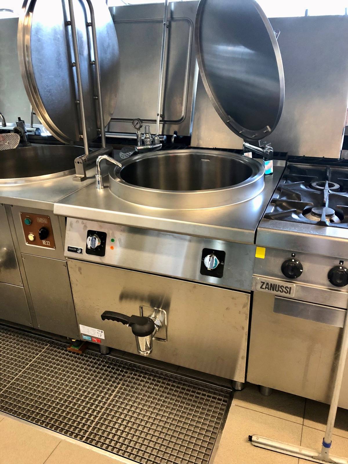 👍🏻 odvolala ředitelku školní jídelny a do získání nové ředitelky v konkurzním řízení pověřila dočasným vedením hlavní kuchařku z provozovny na Blatském sídlišti 👍🏻 souhlasila s uzavřením smlouvy o právu provést stavbu v souvislosti se zateplením objektu č.p. 584/I na Blatském sídlišti 👍🏻 schválila uzavření smlouvy o realizaci překládky sítě elektronických komunikací s firmou CETIN v rámci Revitalizace Malého náměstí 👍🏻 uložila úkol odboru výstavby a životního prostředí jednat s SÚS Jihočeského kraje zákazu parkování kamionů na Třídě Čs. armády 👍🏻 schválila poskytnutí darů jednotlivým zasahujícím hasičům při povodních v září 2024 (Boris) a schválila podání žádosti o dotaci na proplacení těchto darů Všechna usnesení z RM najdete na webových stránkách města: Usnesení ze schůzí RM