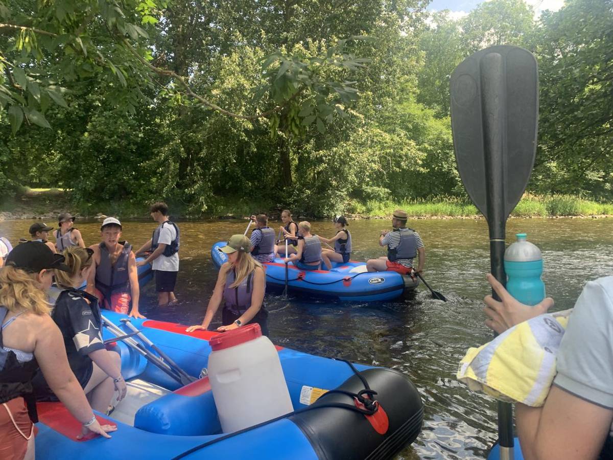 V posledním týdnu školy jsme se i my 9. A vydali na třídenní školní výlet do Offparku Sušice. Po cestě přeplněným vlakem jsme dorazili do ubytovny TJ Sušice. Pohodlí domova to zrovna nebylo, ale přece jen jsme přijeli kvůli zážitkům. A ty jsme opravdu měli.