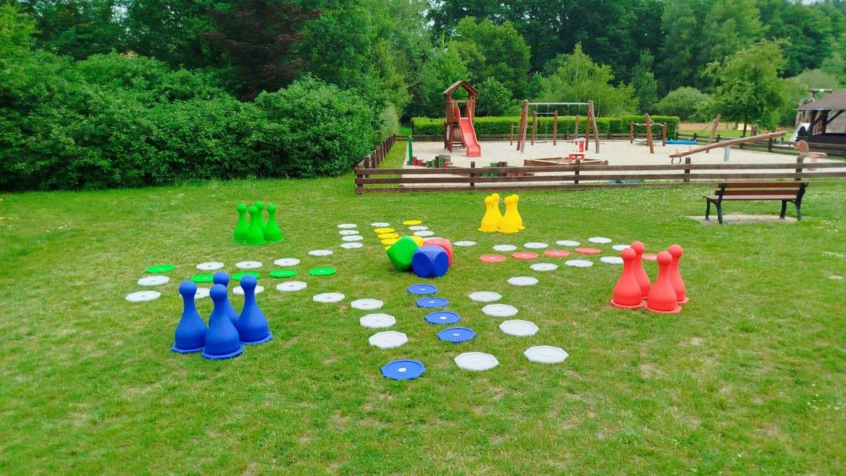 Na dětském hřišti přistálo obří Člověče, nezlob se.  Hra, která baví malé i velké a kde vyhazovat sousedy je naprosto v pořádku.  Přijďte si hodit kostkou a protáhnout nohy.  Najdete na dětském hřišti za hasičárnou.