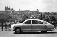 Prototypová Tatra 603 na půvabném a tehdy ještě klidném pražském nábřeží s vyhlídkou na Hradčany. Oproti pozdějším modelům lze najít několik odlišností