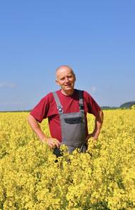 Václav Novák na poli řepky