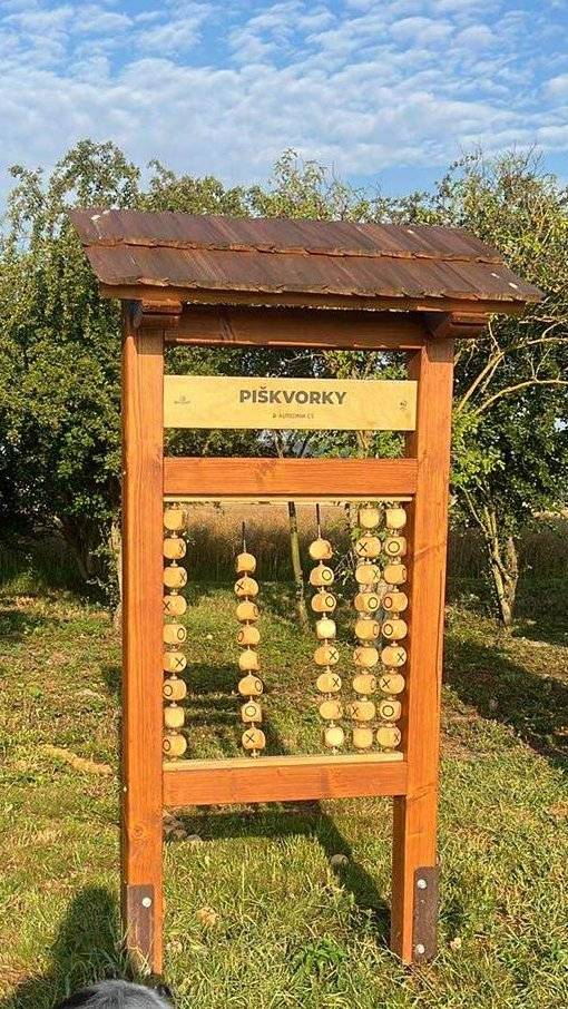 Z pondělí na úterý u cesty k borovinám řádil vandal. Kromě lesních piškvorek poškodil několik stojanů s tabulkami u discgolfového hřiště a odpadkový koš.