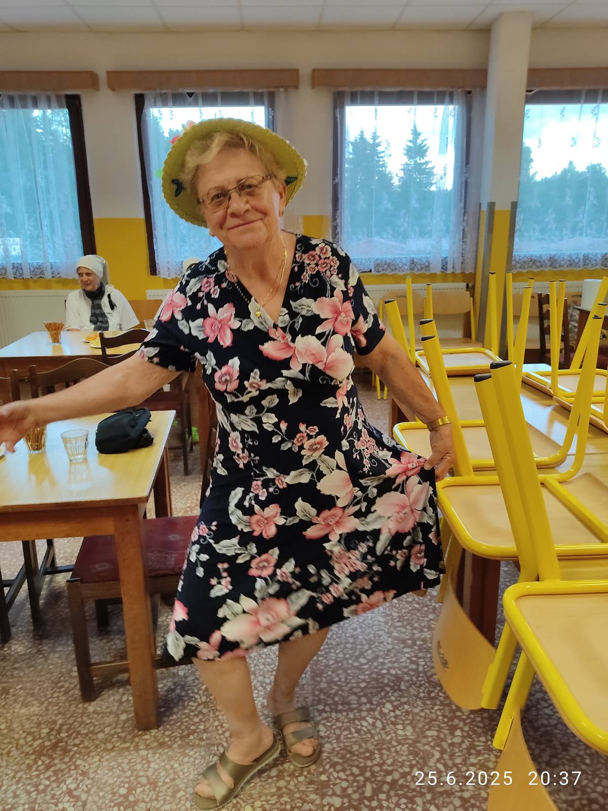 Na konci června se do malebné vesničky Tři Studně na Vysočině opět vypravila skupina seniorů z Uhříněvsi. Už popáté tu za podpory MČ Praha 22 a DDM Praha 10 strávili týden v přírodě s výlety, táboráky, dobrým jídlem a pitím a hlavně nezapomenutelnými zážitky 😎  🚶♀️ Společně s Růženou Truhlářovou, která v Uhříněvsi organizuje výlety během celého roku, se vypravili až k prameni řeky Svratky. Zorganizovali si maškarní večer, společné vzpomínání, zpívání a jedno celé odpoledne patřilo dokonce narozeninové oslavě všech přítomných... 🥳  🎤 Velkým zážitkem byl večer s Mílou Hartmanem, vynikajícím imitátorem Karla Gotta. Když zpíval, nezůstalo jediné oko suché.   ❤️ A pozor - nejstarší účastnici bylo 93 let – a to už si říká o respekt i potlesk 🎩👏🏻