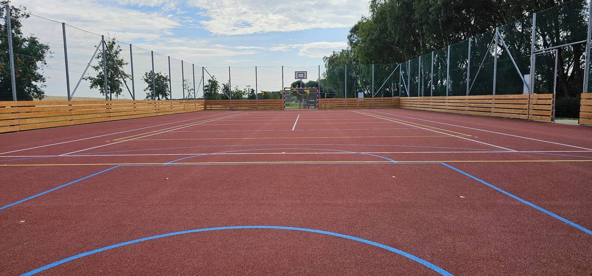 INFORMUJEME OBČANY O  UVEDENÍ NOVÉHO VÍCEÚČELOVÉHO HŘIŠTĚ V AREÁLU CVA  DO ZKUŠEBNÍHO PROVOZU. NOVÉ HŘIŠTĚ SE OTEVŘE VŠEM UŽIVATELŮM  DNE                            14.7.2025 V 10.00  HODIN ŽÁDÁME VŠECHNY UŽIVATELE O SEZNÁMENÍ -SE S  PROVOZNÍM ŘÁDEM, KTERÝ UPRAVUJE PODMÍNKY UŽÍVÁNÍ HRACÍ PLOCHY HŘIŠTĚ. OFICIÁLNÍ SLAVNOSTNÍ OTEVŘENÍ HŘIŠTĚ PROBĚHNE V POSLEDNÍM PRÁZDNINOVÉM TÝDNU.