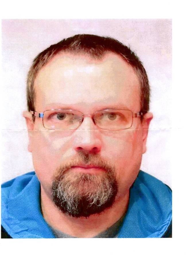 Policie ČR vyhlásila pátrání po pohřešovaném muži jménem Josef Vitoušek, narozeném v roce 1976, který je z Horní Brusnice. Pohřešovaný má na sobě fialové kraťasy, tmavě modrou flísovou vestu a černé krosky. Je vysoký 185 cm, má krátce střiženou bradku a nosí černé dioptrické brýle. Poli