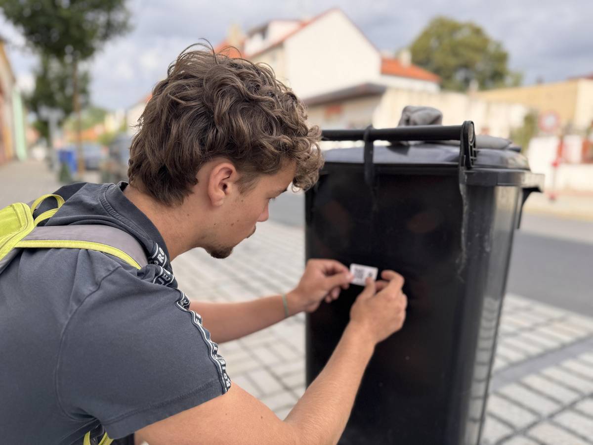 Vážení občané, Město Kralupy nad Vltavou v těchto dnech zahájilo proces značení   nádob na směsný komunální odpad, a to prostřednictvím speciálních nálepek.  Příslušné čipování by mělo přispět k efektivnějšímu a ekologičtějšímu nakládání s odpady ve městě, přičemž i získané výsledky mohou následně pomoci při optimalizaci svozových linek.   Značení nádob bude probíhat v pravidelné svozové dny (prázdninové měsíce). Uživatelé tudíž nebudou nuceni k žádnému speciálnímu úkonu či povinnosti. Pokud v příslušném čase nebude nádoba k označení přistavěna, dojde k umístění nálepky v době dalšího svozu.  Zároveň však žádáme občany, aby nově nalepené štítky neztrhávali! V dalších měsících budou totiž vyváženy pouze nádoby s patřičným  označením. Evidenci popelnic zajišťuje tým zaměstnanců TSM Kralupy nad Vltavou.   Děkujeme za spolupráci