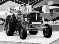 Zetor 25 A měl širší pneumatiky a některé další úpravy. Na snímku se pyšní svým místem v expozici brněnských veletrhů. Barevný odstín těžko určit, ale možná standardní tmavě zelený, případně tmavší červeň…