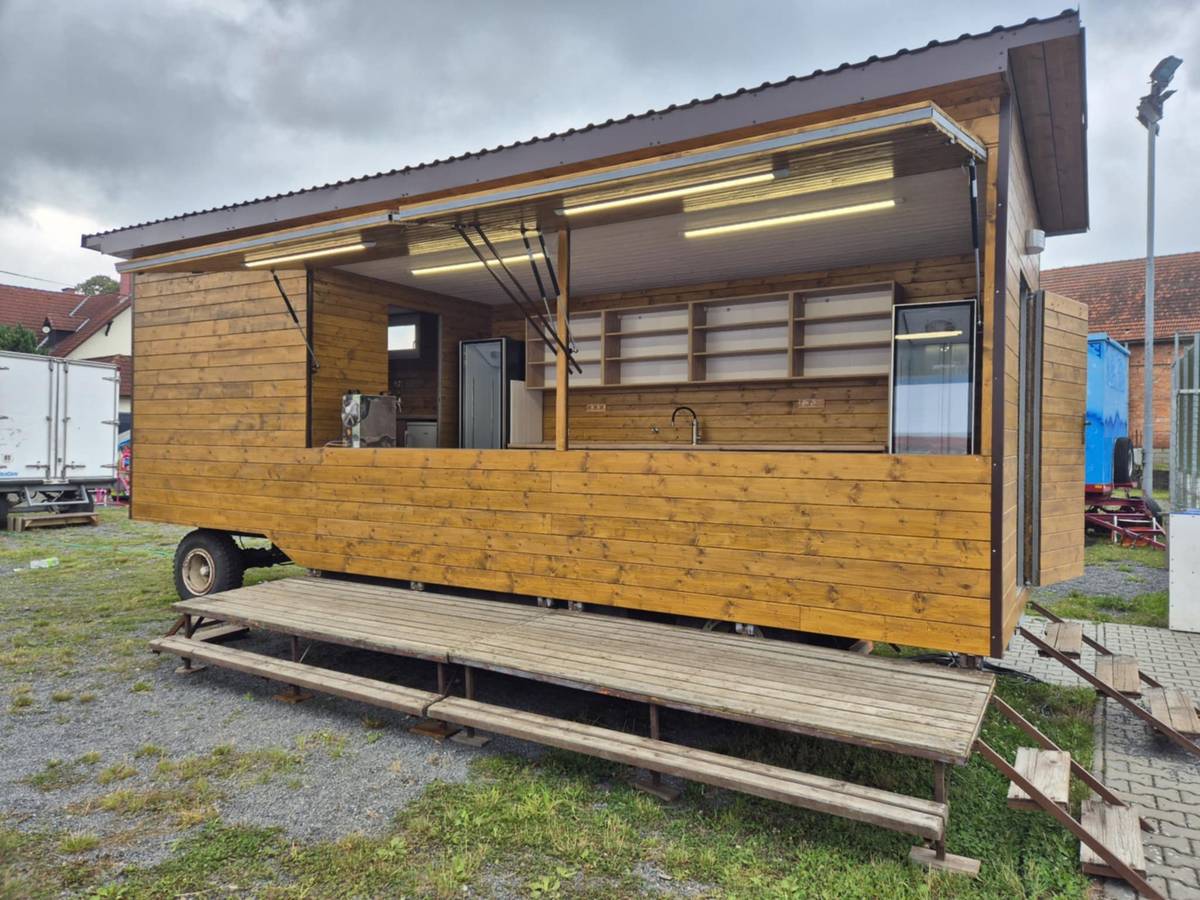 I řetovská matingotka je připravena na víkendovou pouť, na kterou jste srdečně zváni. Maringotka byla ve velmi špatném stavu, a tak došlo k její kompletní rekonstrukci. Původní opláštění a vybavení bylo odstraněno, došlo k opravě rámu a následnému obložení maringotky dřevem. Byly také zhotoveny nové rozvody elektřiny a vody. Instalovali jsme novou kuchyň a elektrospotřebiče.  Nyní již zbývá pouze oprava plochy, ze které návštěvníci nakupují zboží v maringotce.  Pro porovnání přikládáme několik fotografií.