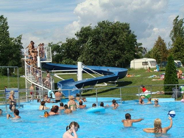 Vážení občania,  výbor ZO Jednoty dôchodcov Sedliská organizuje pre svojich členov zájazd na kúpalisko Sárospatak v Maďarsku dňa 23. júla 2025, v stredu.  Prihlásiť sa môžu aj tí, ktorí nie sú členmi za poplatok 8 Eur. Hlásiť sa môžte u pani Kollárovej na t.č. 0907 939 233, alebo osobne do 21. júla 2025, do pondelka večera.