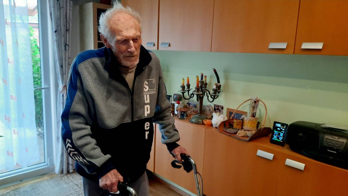 Dne 14.7. bohužel zemřel náš nejstarší občan, pan Emil Mareš. Dožil se úctyhodného věku 101 let a až do smrti byl relativně zdravý, a to duševně i fyzicky. Ještě v dubnu jsme mu byli přát k narozeninám a loučili se s tím, že za rok zase přijedeme za ním do Prahy, kde poslední roky žil u svého vnuka. Bohužel to byly jeho poslední narozeniny. Čest jeho památce.