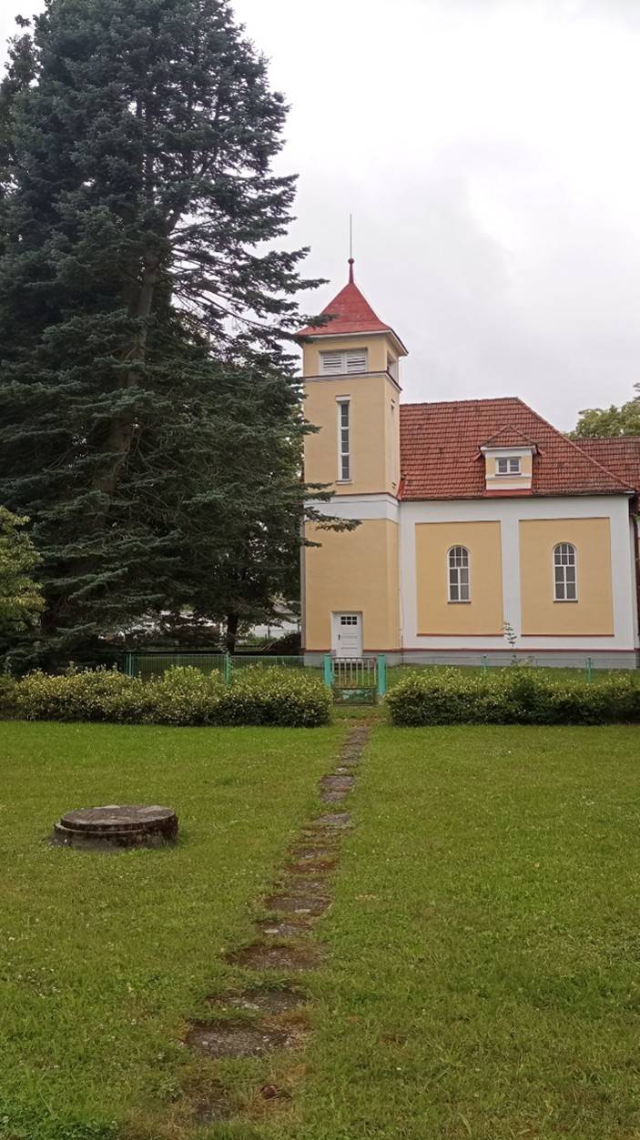 Otevření kaple proběhlo 8.listopadu.1925. Na podzim proběhne oslava stého výročí otevření kostela. U této příležitosti se chystá výstava dobových fotografií. Výzva: Máte-li nějaké fotografie týkající se dění v kostele (např. svatby, křtiny….) a byli byste ochotni je zapůjčit, přineste je prosím na obecní úřad. Zde budou zaevidovány a po skončení výstavy navráceny majitelům, nebo lze fotografie na úřadě "ofotit".