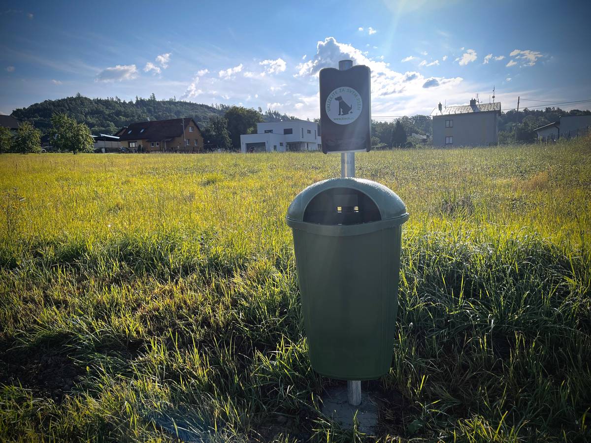 Vážení občané, rádi bychom vás informovali, že v naší obci byly nově rozmístěny speciální koše určené na psí exkrementy. Tyto koše najdete na frekventovaných místech, kde se často pohybují pejskaři se svými mazlíčky.  (u Základní školy, ulice Nová, Pod Jehličnou, u Hrušky, Pod kameněm, Barvířka, Hrádky, Hlavní) Cílem tohoto kroku je zlepšit čistotu veřejných prostranství a zpříjemnit prostředí pro všechny obyvatele i návštěvníky obce.  Prosíme všechny majitele psů, aby při venčení svých zvířat využívali tyto koše a uklízeli po svých psech. Děkujeme, že svým ohleduplným chováním pomáháte udržovat naši obec čistou, upravenou a příjemnou pro život. Děkujeme za spolupráci.