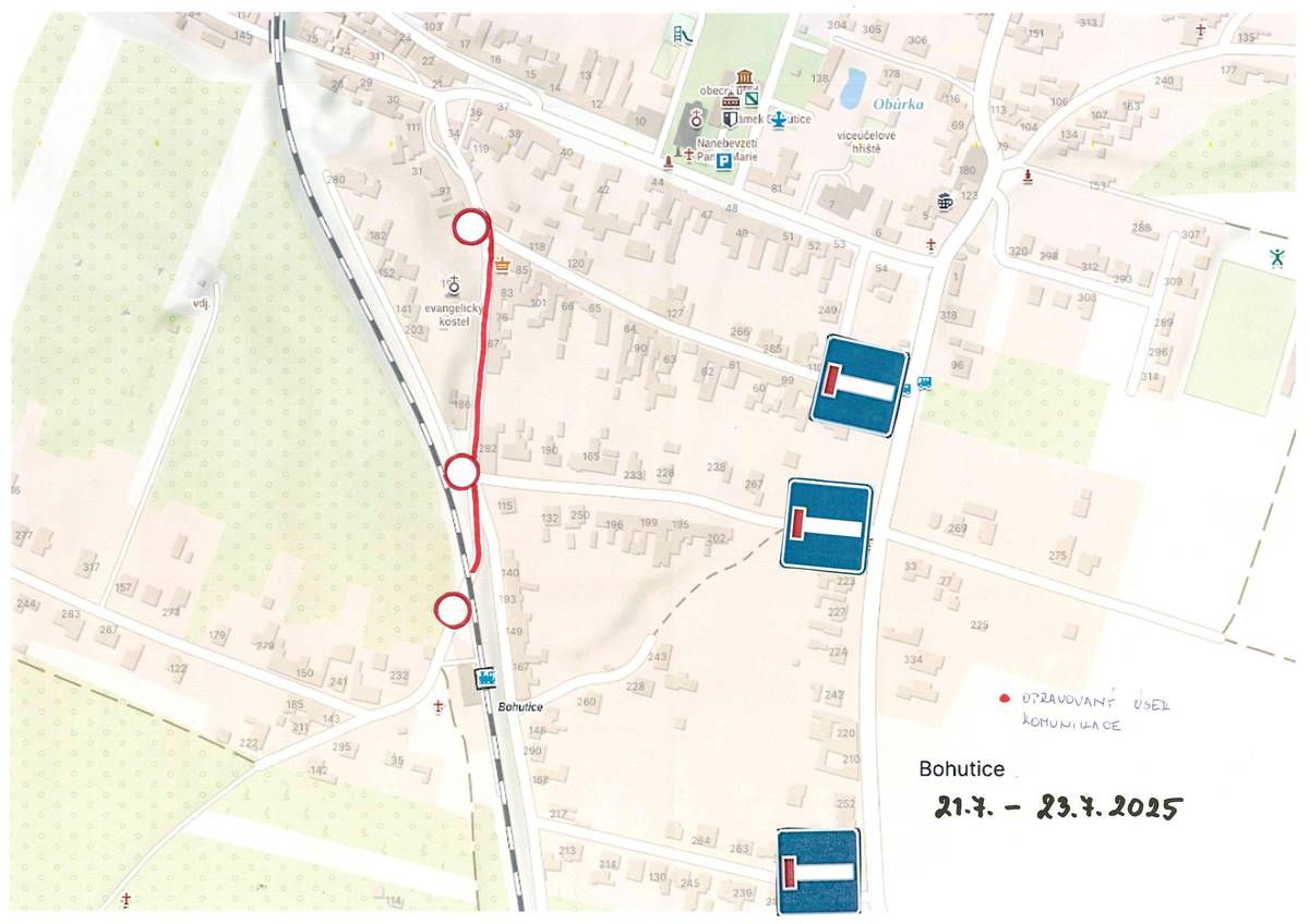 Oprava komunikace obchod, nádraží  Na ulici od sýpky k obchodu se provádí přípravné práce před finální pokládkou asfaltu. Od pondělí 21. 7. 2025 do středy 23. 7. 2025 je plánovaná pokládka asfaltu.  Část od sýpky k obchodu   V pondělí 21. 7. 2025 bude od sýpky k obchodu položena 1. vrstva asfaltu. Následující den v úterý 22. 7. 2025 budou výškově upraveny všechny vodovodní uzávěry a kanalizační poklopy. Ve středu 23. 7. 2025 bude položena finální vrstva asfaltu. V těchto dnech bude platit přísný zákaz vjezdu na opravenou komunikaci. Vjezd bude možný až 24. 7. 2025. Část od sýpky k železničnímu přejezdu  V úterý 22. 7. 2025 bude prováděna úprava povrchu od sýpky k železničnímu přejezdu. Vjezd do části obce Jelendy bude s opatrností umožněn do středy 23. 7. 2025 do 5:00 hodin z ulice pod železniční tratí. Ve středu 23. 7. 2025 od 6:00 hodin bude probíhat pokládka asfaltu v části komunikace od sýpky k železničnímu přejezdu. Během 24 hodin bude platit přísný zákaz vjezdu na opravenou komunikaci. Průjezd bude možný až ve čtvrtek 24. 7. 2025. Přeparkujte si svoje automobily do míst, odkud bude možný výjezd. Pokud to bude možné, neobjednávejte si v tomto termínu službu dopravy zásilek. Neprůjezdné komunikace: Humna (od zastávky autobusu k obchodu                                               Marešov (od hlavní silnice k sýpce)                                               Příčky (od hlavní silnice k železniční trati)                                               slepá ulice podél železnice Po pokládce asfaltu bude platit přísný zákaz vjezdu na nový povrch! Vjezd na opravenou komunikaci bude možný až ve čtvrtek 24. 7. 2025.   Svoz komunálního odpadu v celé obci bude proveden v náhradním termínu, a to v pondělí 28.7.2025.   Termíny nejsou závazné. Může dojít i k posunu termínů. V takovém případě Vás budeme informovat místním rozhlasem, e-mailem a přes aplikaci Munipolis. V případě nejasností, či podání informace mě můžete kontaktovat na tel. č. 724 183 293, e-mail: starosta.bohutice@seznam.cz.