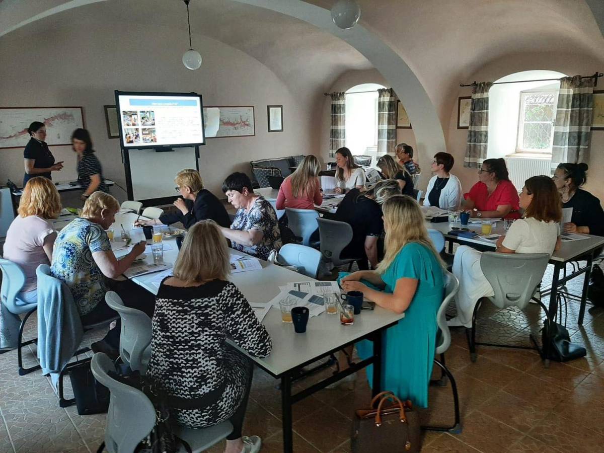 V rámci projektu "MAP III ORP Třeboň" MAS Třeboňsko, ve spolupráci s paní Bc. Gabrielou Švehlovou z krajského pracoviště NPI v Českých Budějovicích, se uskutečnil seminář na podporu zpracování projektu „Šablony pro MŠ a ZŠ“