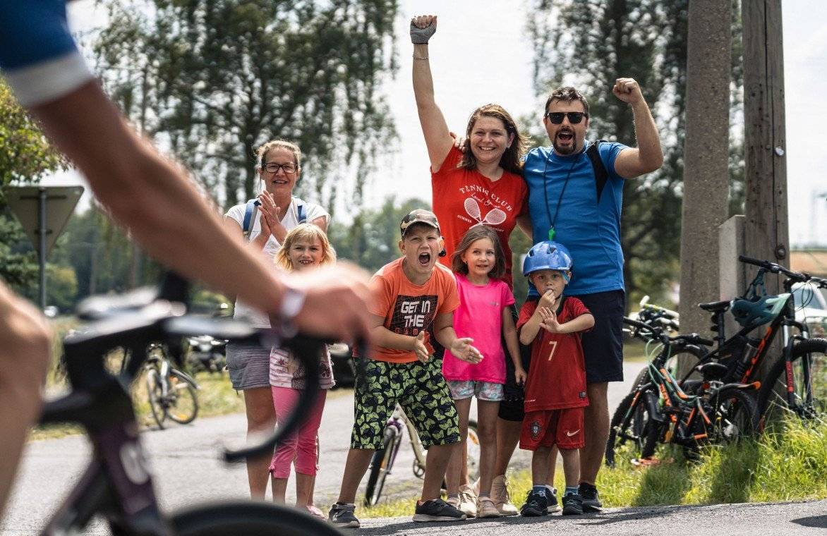 Vážení občané, v sobotu 19. července se naše obec stane součástí cyklistického závodu závodu Road Classics. Tato akce s sebou sice přináší krátkodobé dopravní omezení, ale také příležitost, jak se nesmazatelně zapsat do paměti více téměř tisícovky cyklistů a cyklistek. Dopřejte jim mezi 12:00 - 13:30 jedinečný zážitek a vytvořte skvělou kulisu, která posune zážitek všech účastníků na jinou úroveň. Tím můžete jít naproti hlasitostí, originálními kostýmy nebo netradiční výzdobou. Na místě fanpointu, u autobusové zastávky Rájec, bude k dispozici pohoštění včetně fandících předmětů. Fandění tak můžete spojit s příjemným setkáním s vašimi spoluobčany. Těšíme se na vás.