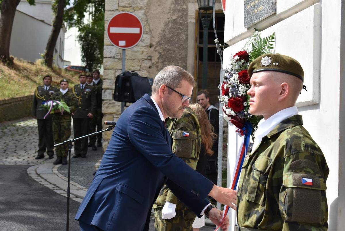 Zástupci města, Konfederace politických vězňů a Vojenské posádky Žatec si dnes dopoledne připomněli výročí 76 let od popravy pěti protikomunistických odbojářů. Vzpomínkové akce se  zúčastnili i potomci jedné z obětí, kapitána Karla Sabely.
