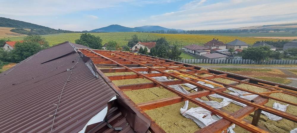 Obec Ďurkov bola 7. júla 2025 postihnutá veternou smršťou, ktorá zanechala rozsiahle škody na obecnom majetku. Na zmiernenie následkov obec zriadila transparentný účet pre dobrovoľné príspevky.