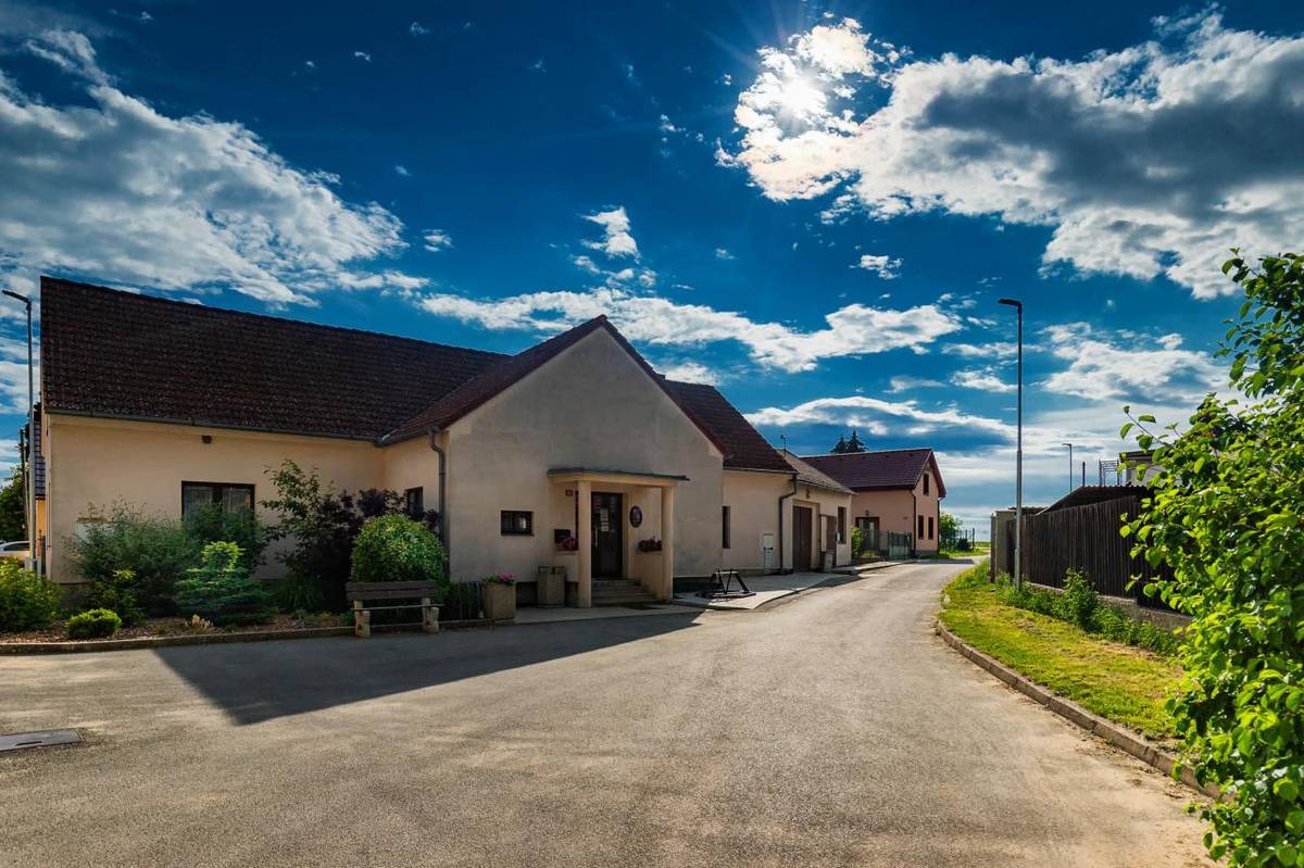 Dovolujeme si Vás informovat, že Obecní úřad bude v termínu od 23. července 2025 do 1. srpna 2025 uzavřen z důvodu čerpání řádné dovolené.  V naléhavých případech se prosím obraťte na telefonní číslo 725 863 595.  Děkujeme za pochopení.