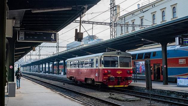 V souvislosti se stavebními pracemi v pražském železničním uzlu a připravovaným zahájením provozu vlaků v úseku Praha Masarykovo n. – Praha-Bubny – Praha-Dejvice / Praha-Podbaba bude v období od 26. července nepřetržitě do 1. srpna dočasně přerušen provoz všech vlaků na Masarykově nádraží.