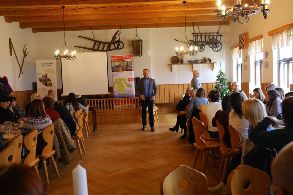 V pátek 6.12.2024 jsme se zúčastnili Setkání partnerů Celostátní sítě pro venkov a místních akčních skupin, které pořádala Celostátní síť pro venkov ve spolupráci s KS NS MAS ČR Jihočeského kraje a Místní akční skupinou Blanský les - Netolicko, o.p.s.