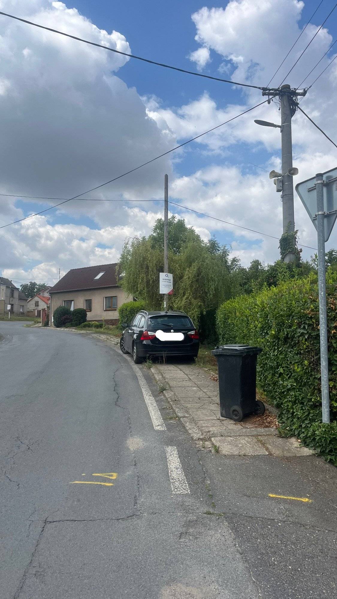 🚫 Parkování na chodníku zakázáno! Chodník je pro chodce, ne pro auta.  Děkujeme, že necháváte prostor těm, co mají místo pneumatik boty. 👟