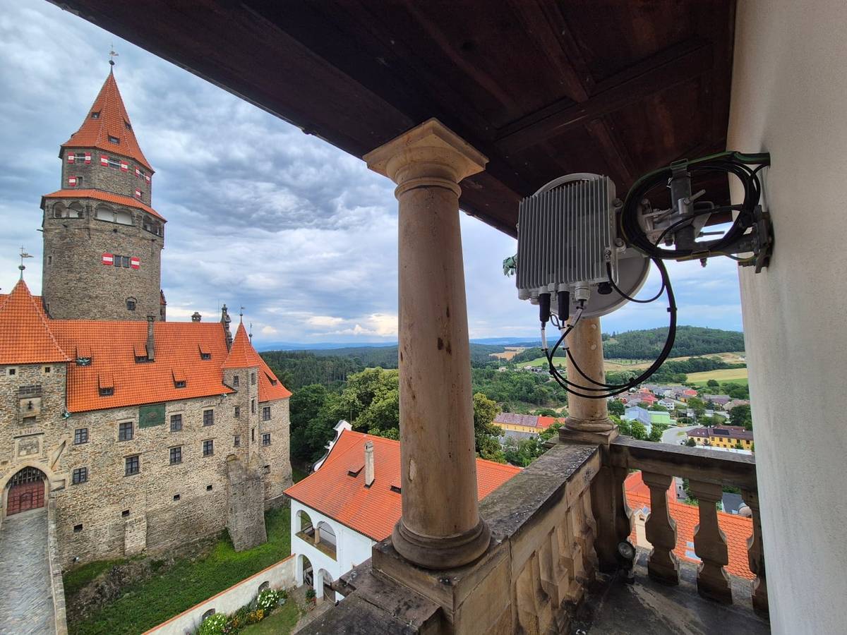 BTS stanice operátora O2 přímo uvnitř hradu Bouzov