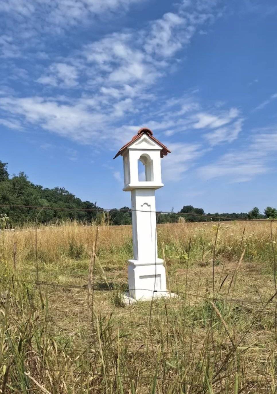 Nově osazená kaplička se nachází na křižovatce mezi Milíčovským lesem a Křeslicemi, Na Štítu u včelstev. Požehnání kapličky zasvěcené sv. Jakubovi. Kapličku vysvětí v pátek 25. července 2025 ve 14.00 hodin pan farář Michael Špilar z farnosti u kostela sv. Františka z Assisi, Praha-Chodov.