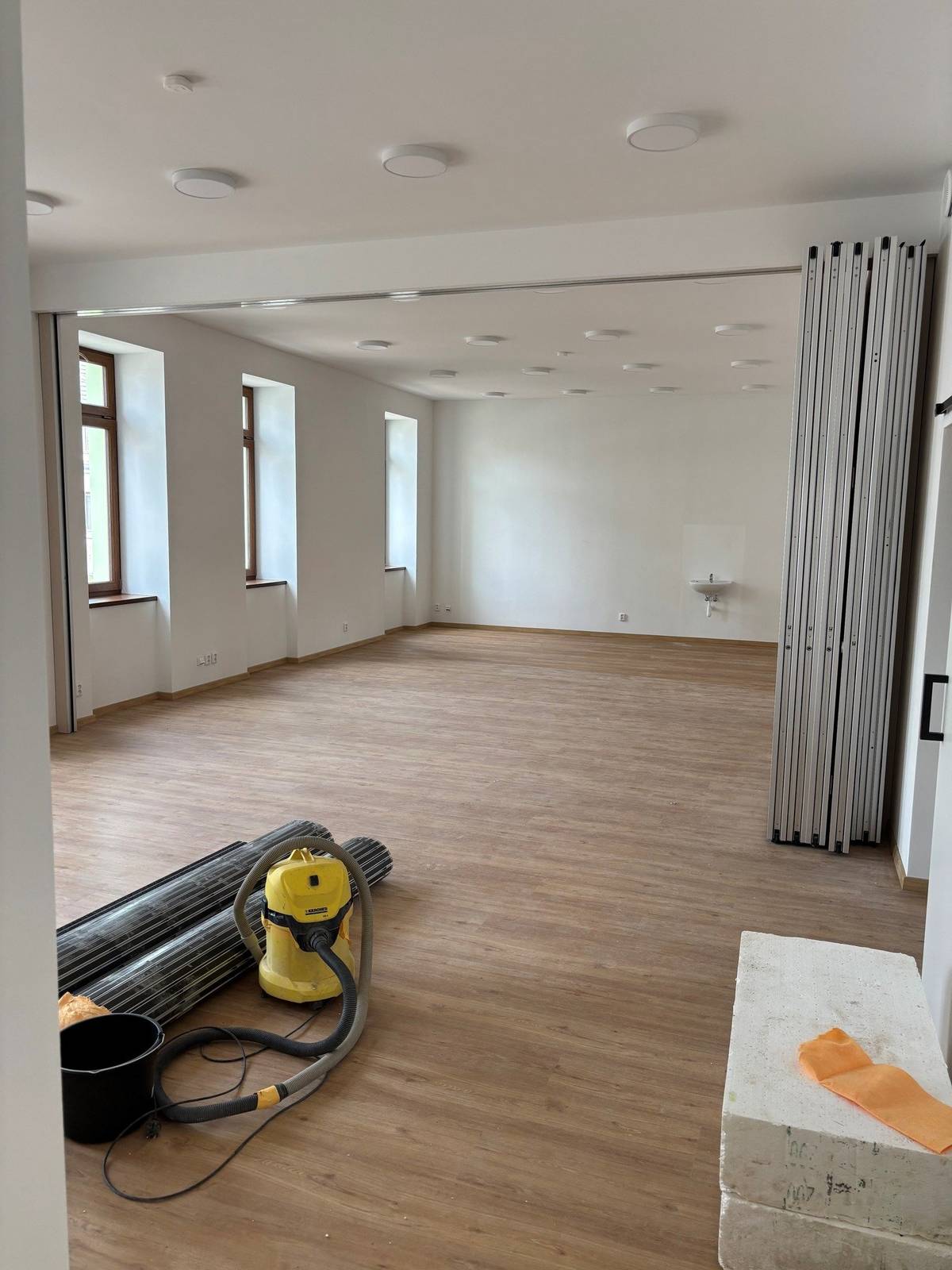 ADMINISTRATIVA ℹ️ na společné schůzce s vedením Diakonie Rolnička byl stanoven termín slavnostního otevření Karbanky - centra pro klienty s mentálním a kombinovaným postižením na 2. září 2025 ℹ️ město získalo povolení k instalaci měřičů rychlosti v ulici Jindřichohradecká a Hamerská  STAVEBNÍ PRÁCE A ÚDRŽBA ℹ️ v pondělí byla zahájena stavba objektu dětské skupiny podpořeného dotací MPSV ℹ️ první polovina cyklostezky na bývalém železniční náspu získala nový asfaltový povrch  ZAJÍMAVOSTI ℹ️ Cyklistický klub Jihočeské naděje předložil návrh trasy Cyklokrosu 2025 na pískovnách (17.11.2025) ℹ️ byl potvrzen termín otevření Kauflandu na 10. prosince 2025 a otevření retailových obchodů na leden, únor 2026