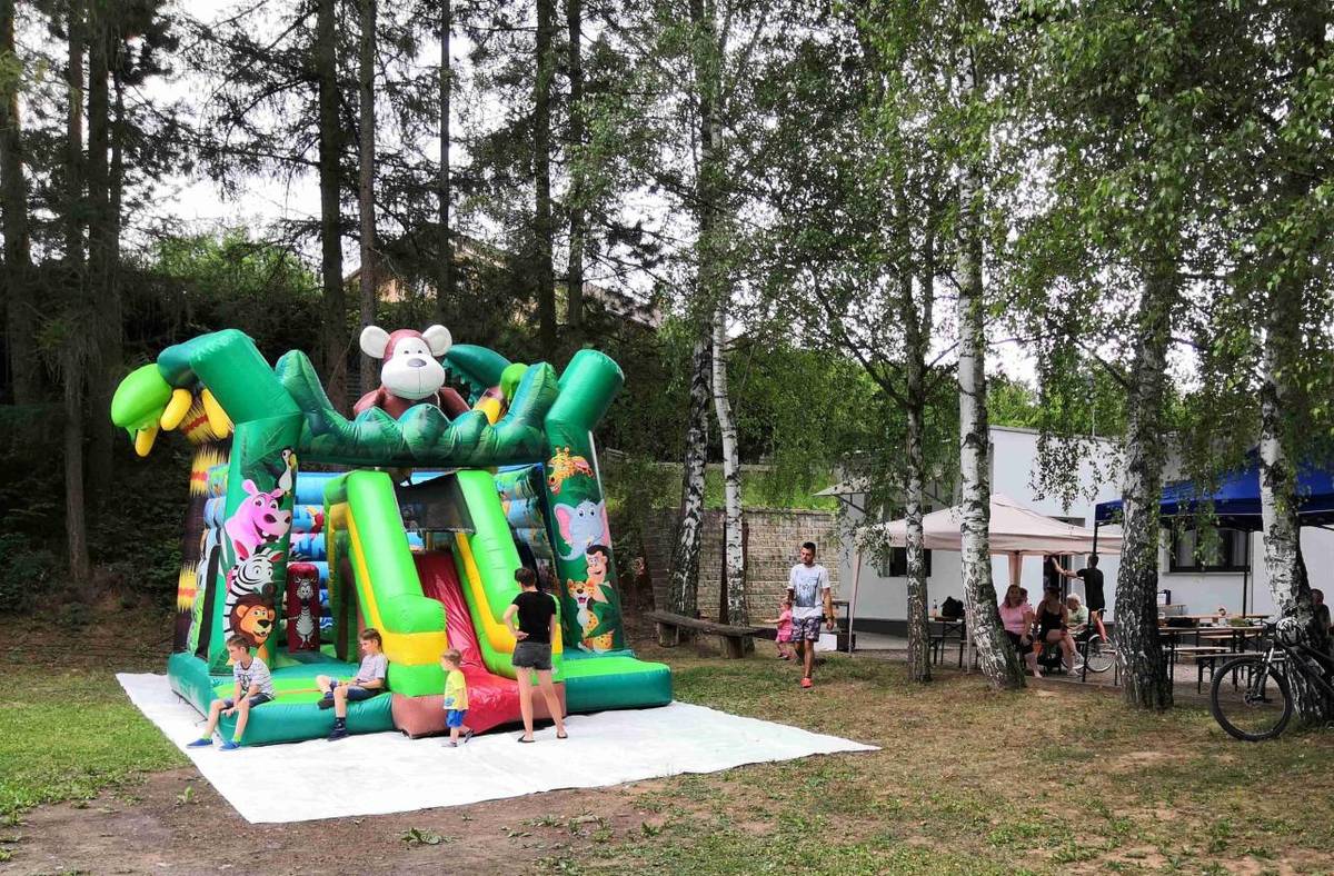 Od 14:00 hod. se koná u kulturního domu pouťové posezení s občerstvením, skákacím hradem pro děti a turnajem v nohejbalu.  Jste srdečně zváni i se svými přáteli a známými.