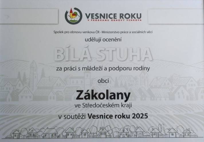 Milí sousedé, s radostí si vám dovolujeme oznámit, že se obec Zákolany stala vítězem Bílé stuhy v soutěži Vesnice roku Středočeského kraje. Soutěžní komise v Zákolanech ocenila: komunitní pospolitost, zřízení terénního pracovníka, práci se seniory, mezigenerační propojení, Klubík pro děti suplující družinu, kultivovaný veřejný prostor. Škola podporuje domškoláctví, pochvala patří i keramické dílně, podpoře sociálně slabých, vytvoření pracovního místa a bydlení pro člověka v sociální tísni. Citlivě byly obnoveny historické obecní budovy. Ocenění patří celé naší komunitě, a proto děkujeme vám všem nejen za skvělou prezentaci, ale za práci, kterou pro obec děláte! Lucie Wittlichová