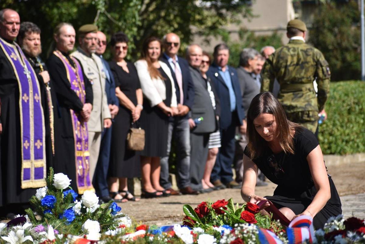 Vzpomínková akce u pomníku před městským hřbitovem dnes dopoledne připomněla 82. výročí tragických událostí v Českém Malíně na Volyni. Právě tam došlo v červenci 1943 k události srovnatelné s vypálením středočeských Lidic – nacisté tehdy v české obci na Volyni povraždili stovky lidí.