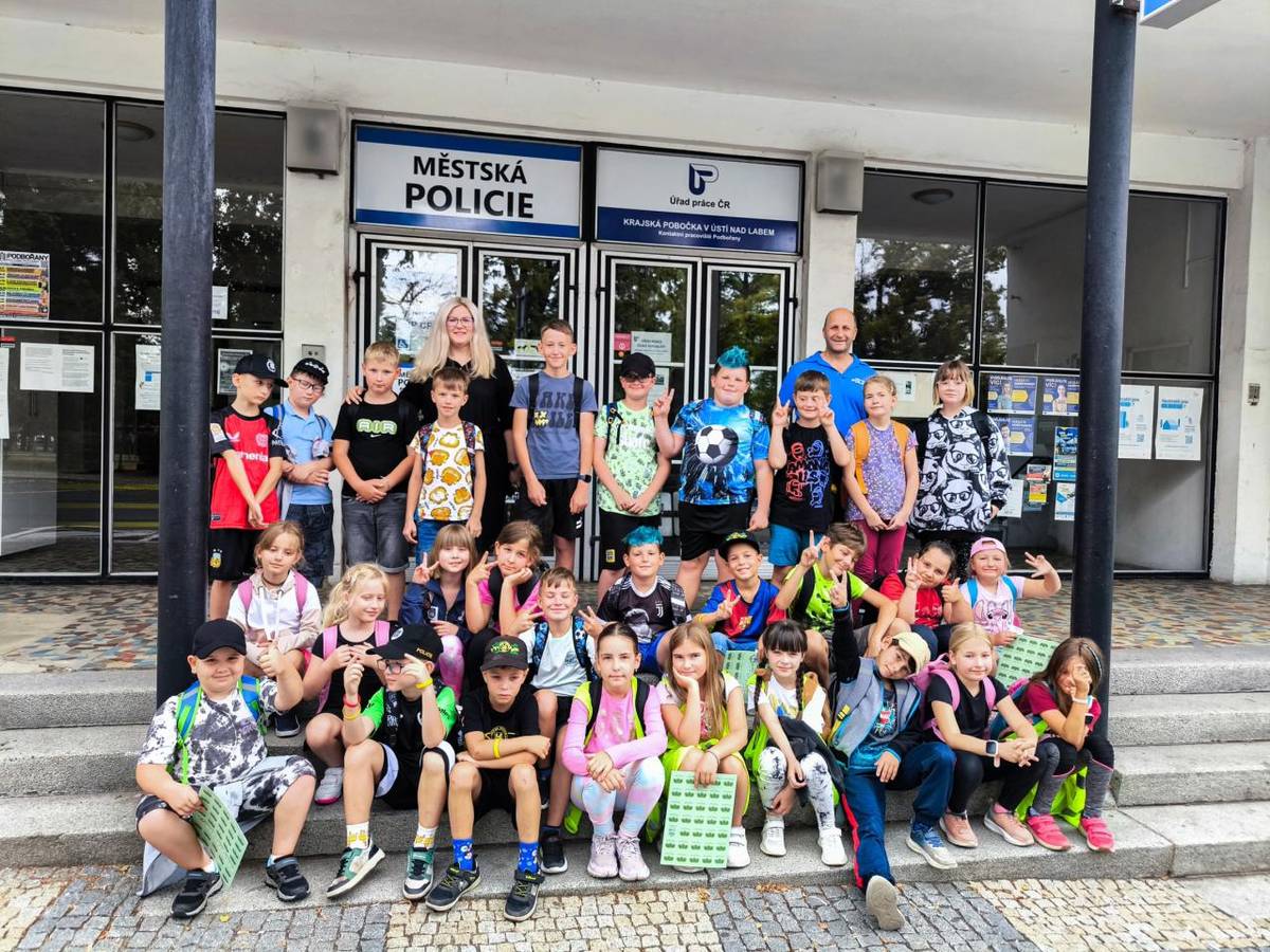 Děti z příměstského tábora (DDM) navštívily městskou policii, seznámily se s prací strážníků, výzbrojí a bezpečností. Na závěr si prohlédly služební vozidlo a odnesly dárečky.