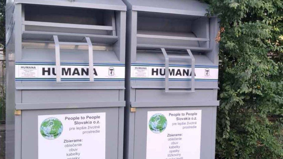 Textilné kontajnery v obci - vkladanie nevhodných odpadov.