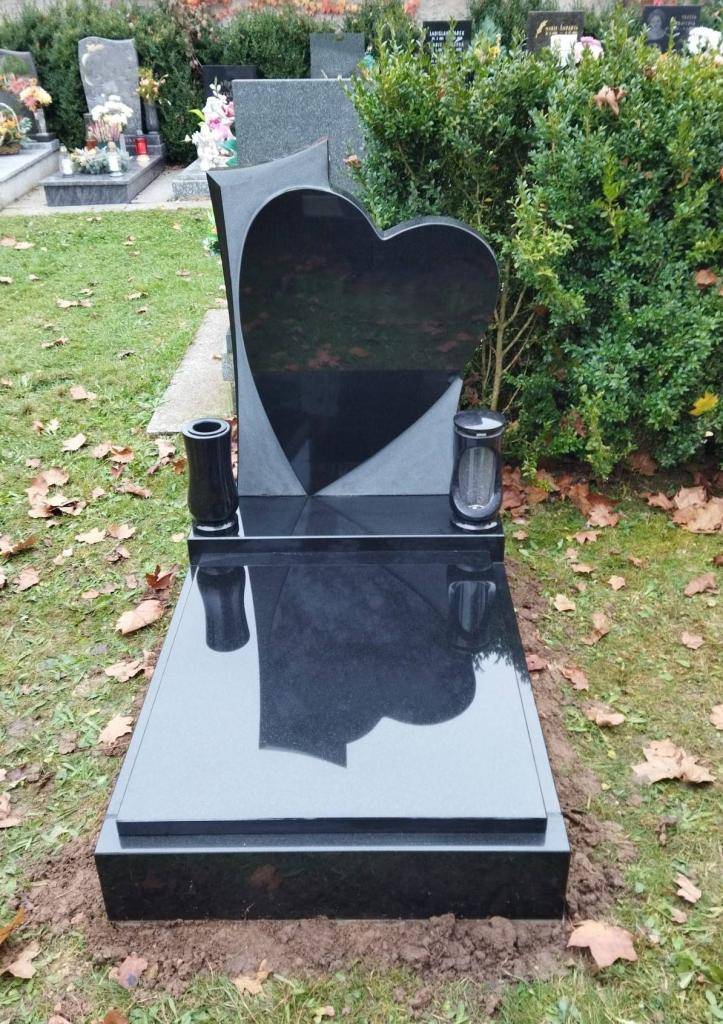 Provádí výrobu nových pomníků, renovace stávajících pomníků, broušení teraca. Prodej veškerých pomníkových doplňků, sekání písma a obnova písma.