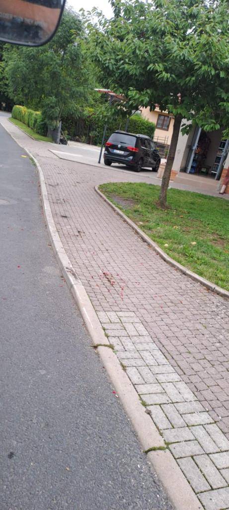 Obecní úřad varuje občany před neoprávněným parkováním na chodníku a informuje o odstranění květináčů, které bránily průchodu.