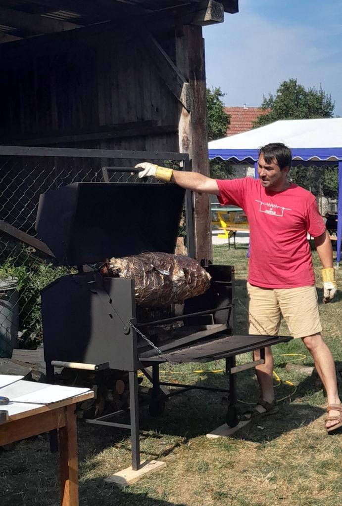 Léto je v plném proudu a s ním i grilování, proto zvažte možnost zapůjčení obecního grilu, kterou nedávno schválilo zastupitelstvo. Za 500 kč na víkend si na něm můžete ogrilovat třeba několik kuřat, velkou kýtu nebo malé sele. V případě zájmu kontaktujte starostku obce na tel. 725021747.