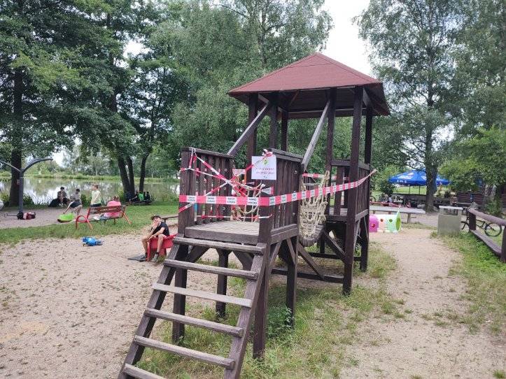 Obec Struhařov upozorňuje na zákaz vstupu na herní soupravu u Hliněného rybníka z důvodu jejího havarijního stavu. V příštím týdnu bude souprava odstraněna.