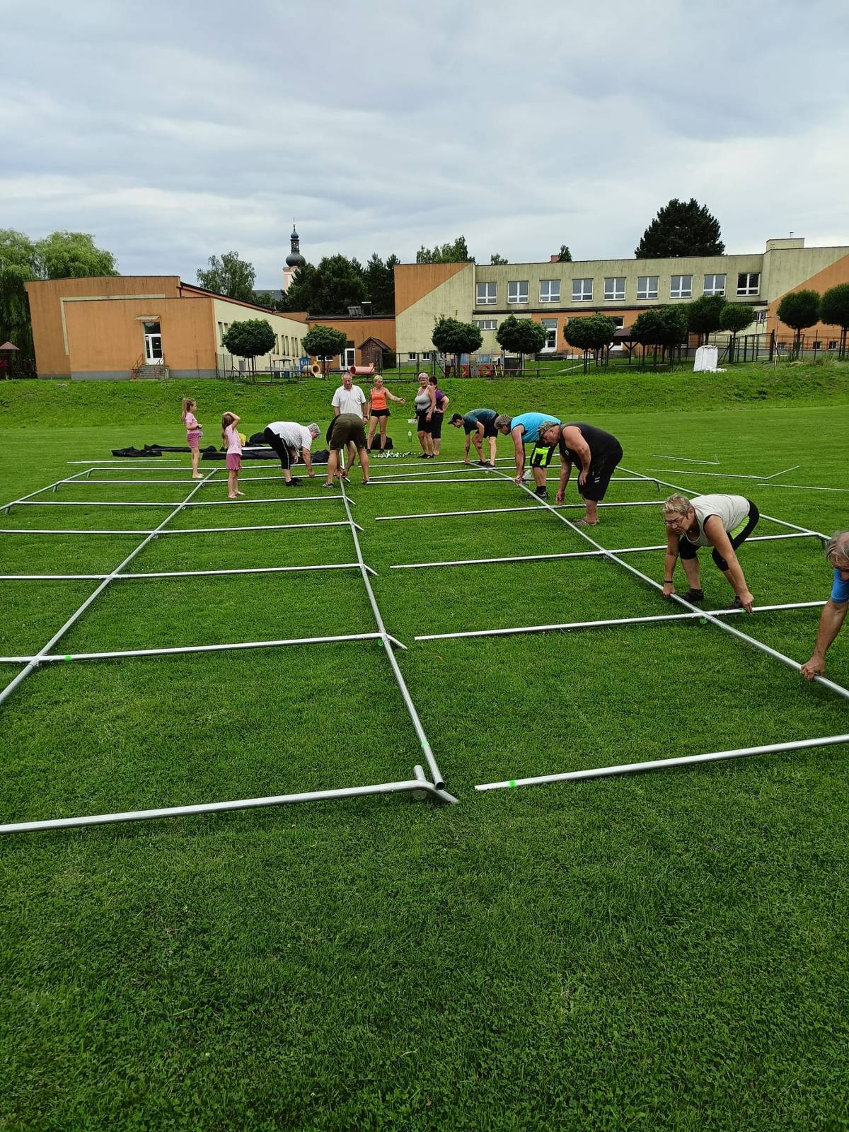 Vedení obce děkuje všem dobrovolníkům za dnešní pomoc při stavění stanů na dny obce.  Děkujeme ❤️
