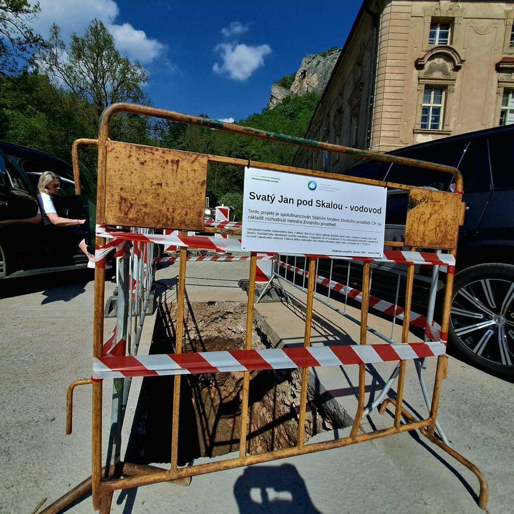Voda je základem života. Mít jí dost není úplně samozřejmé, bilanci výrazně vylepší obecní vodovod, který právě stavíme.