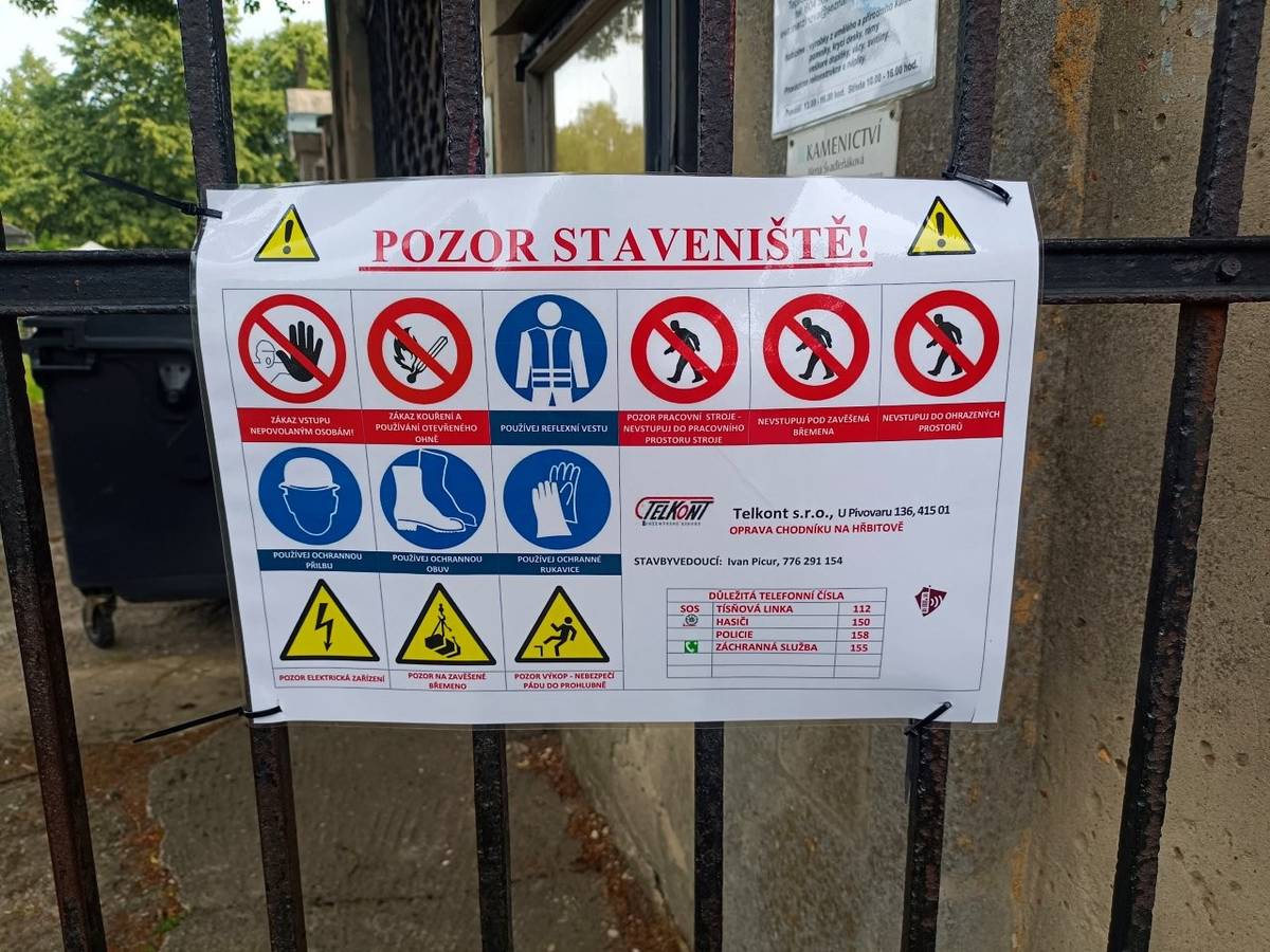 Vážení občané,  v souvislosti s avizovanými stavebními pracemi na hřbitově, si vás dovolujeme upozornit, že během tohoto víkendu dojde k ořezu lip u hlavní brány a podél hlavní cesty uvnitř hřbitova. Dbejte zvýšené opatrnosti v těchto místech. Děkujeme za pochopení.