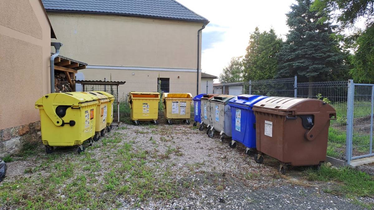 Kontejnery - přesun  Dobrý den,z důvodu postupu prací na rekonstrukci silnice, jsou kontejnery na plast, papír a bio přesunuty za Šupnu (hasičárna a GoCoffee).Prosíme, udržujte pořádek v okolí kontejnerů a odkládejte pouze příslušný odpad !!!Děkujeme za pochopení.