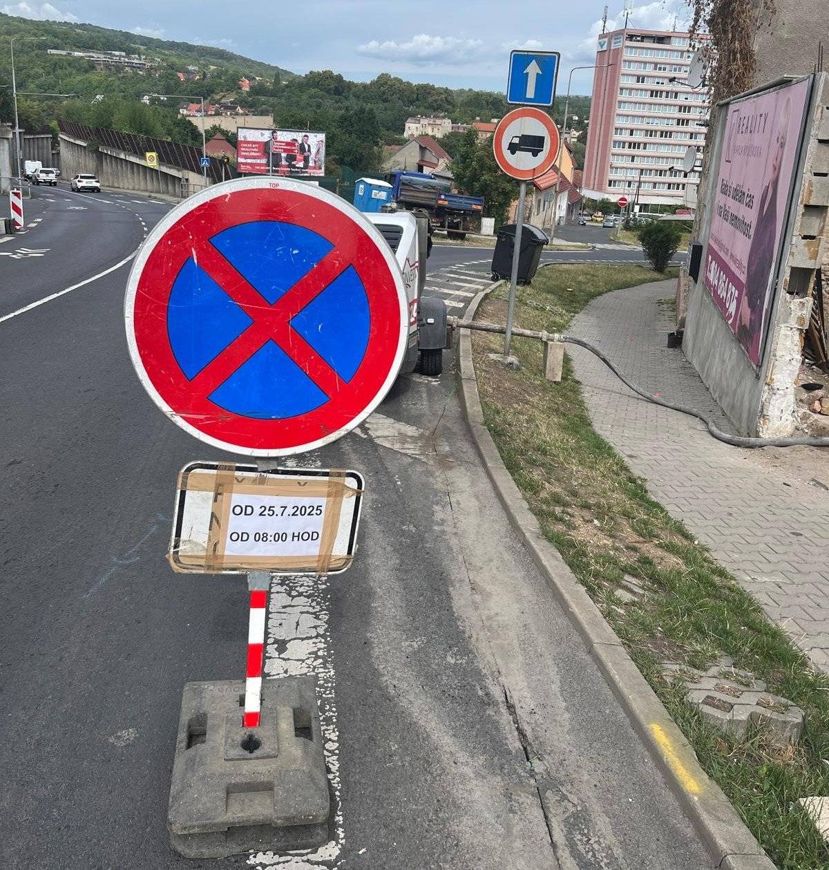 Z důvodu havárie na plynovodu dojde od pátku 25.07.2025 v ulici Pražská k částečné uzavírce komunikace.  V rámci prací bude společnosti GasNet, s. r. o., provádět výměnu cca 120 metrů plynovodu a 7 domovních přípojek. Trasa výkopu povede od křížení ulic Masarykova výšina – Pražská až po objekt č. p. 55/19 v ulici Pražská.  Provoz bude po dobu prací řízen kyvadlově pomocí semaforu. Průchod pro pěší bude po celou dobu zajištěn po stávajícím chodníku pomocí provizorních lávek. Prosíme řidiče o zvýšenou opatrnost při průjezdu a o případné využití objízdných tras např. přes ulici Jenišovská. Děkujeme za pochopení